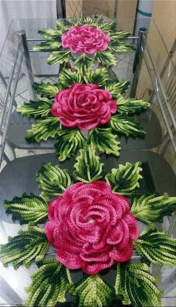 Caminho de mesa em crochê flores rubi 120x40cm