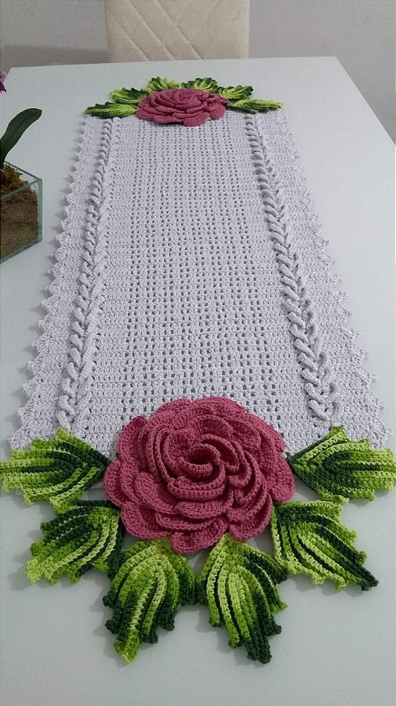 Caminho de mesa em crochê com flores 120x40cm  C004