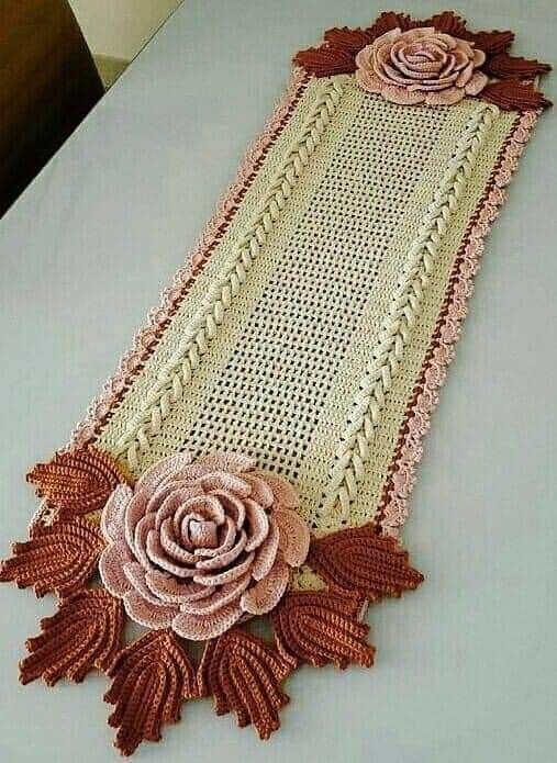 Caminho de mesa em crochê com flores 120x40cm  C005