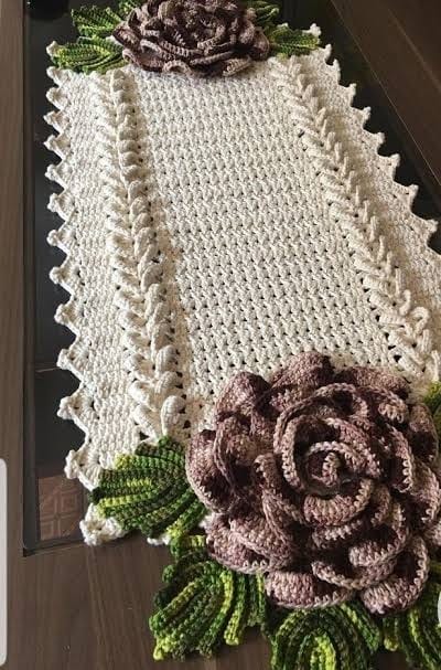 Caminho de mesa em crochê com flores 120x40cm  C009