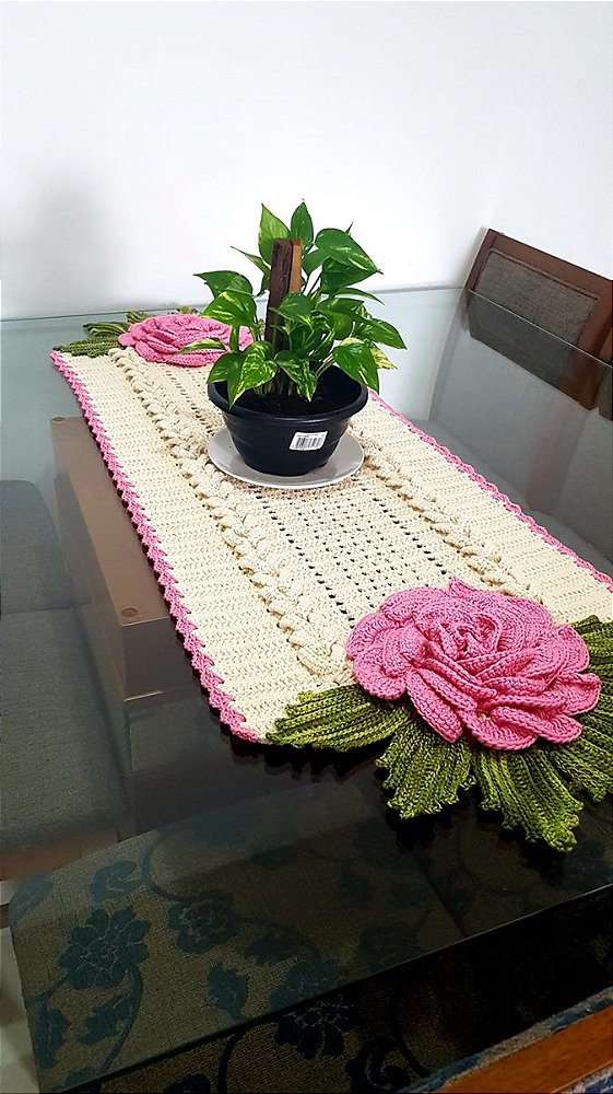 Caminho de mesa em crochê com flores 120x40cm  C010