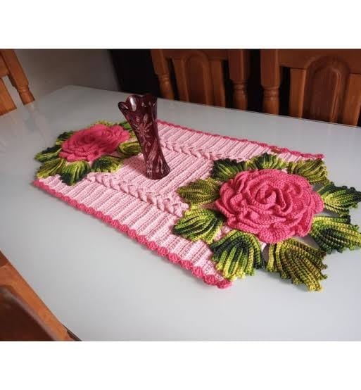 Caminho de mesa em crochê com flores 120x40cm  C011