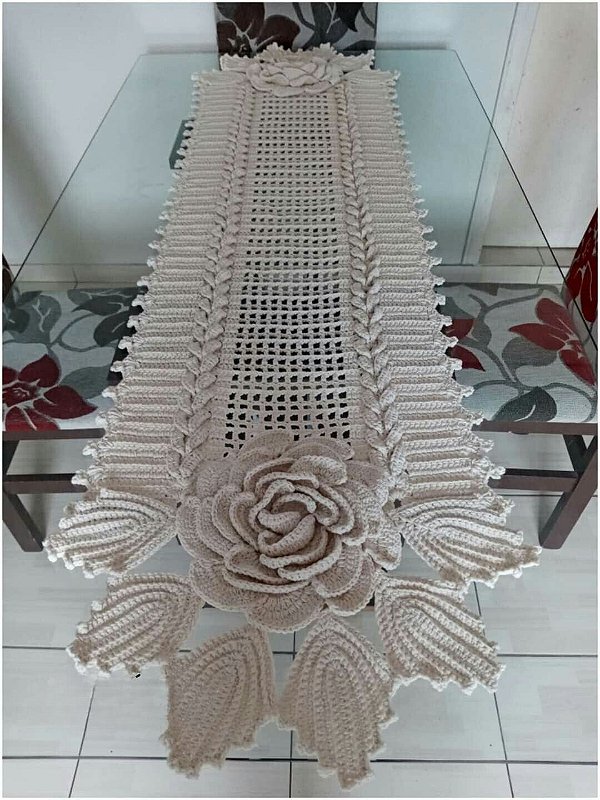 Caminho de mesa em crochê flor rubi 120x40cm  C013