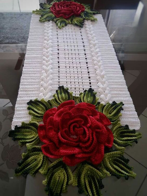 Caminho de mesa em crochê flor rubi 120x40cm  C015