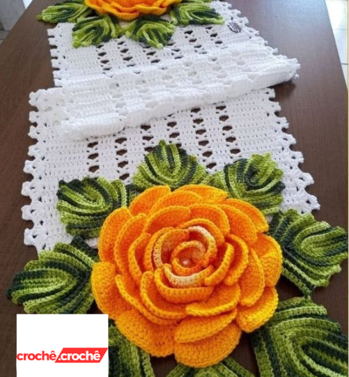 Caminho de mesa em crochê flor rubi 120x40cm  C016