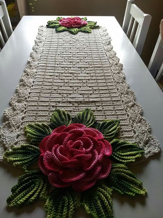 Caminho de mesa em crochê flor rubi 120x40cm  C017