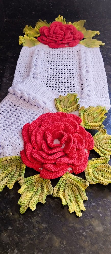 Caminho de mesa em crochê flor rubi 120x40cm C018