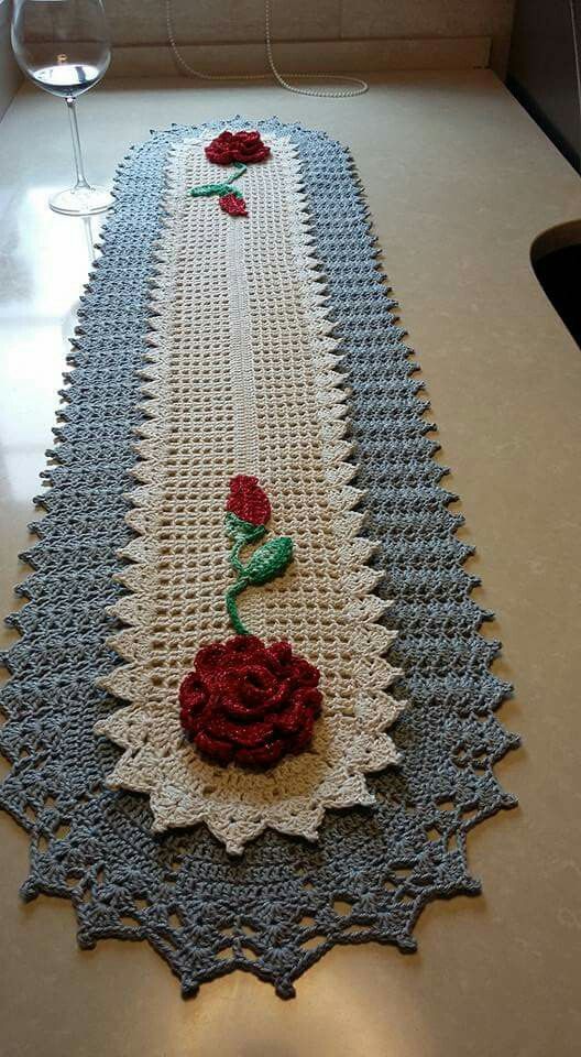 Caminho de mesa em crochê com flores 120x40cm C021