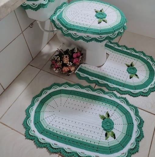 Jogo de tapetes para banheiro em crochê com flores 3 peças JB010