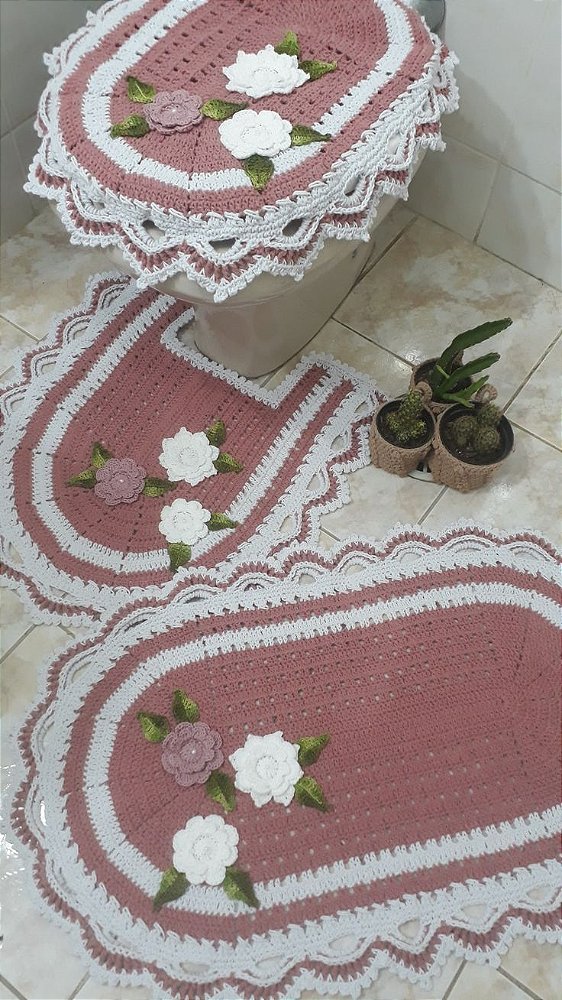 Jogo de tapetes para banheiro em crochê com flores 3 peças JB017