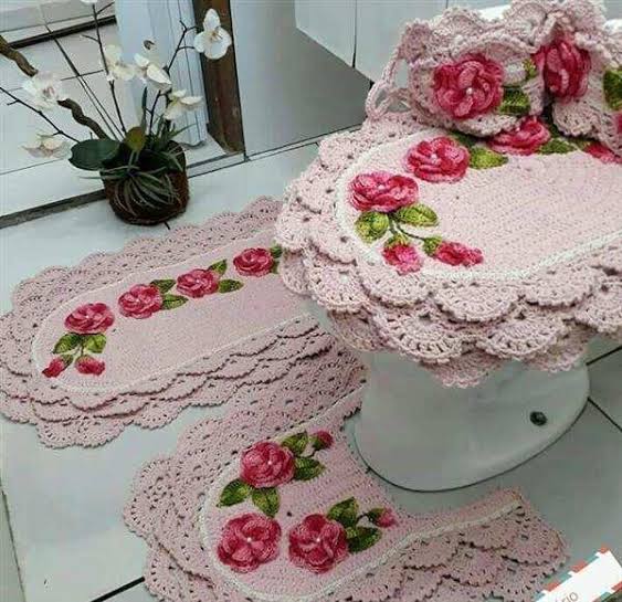 Jogo de tapetes para banheiro em crochê com flores 4 peças JB032