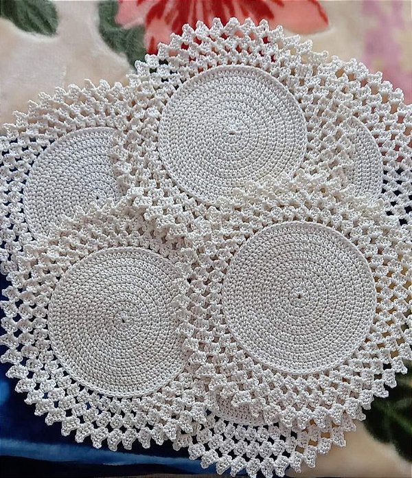 kit Sousplat em crochê 4 peças 40 cm diâmetro S026