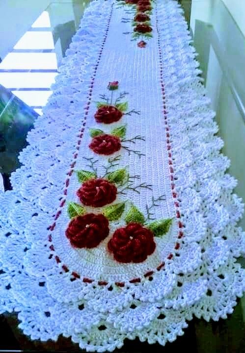 Caminho de mesa em crochê rendado com flores 150x40cm C024