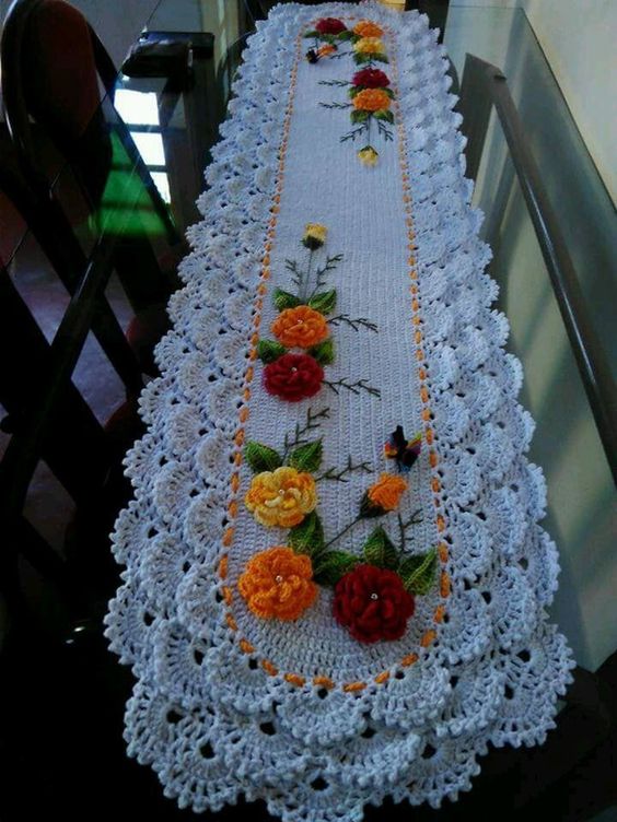 Caminho de mesa em crochê rendado com flores 150x40cm C025