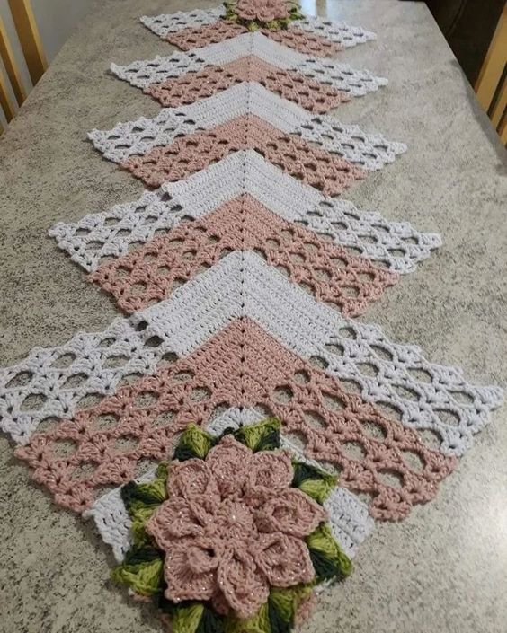 Caminho de mesa em crochê com flores 120x40cm C026