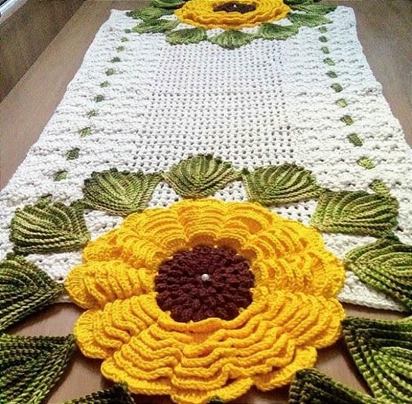 Caminho de mesa em crochê flor girassol 120x50cm C027