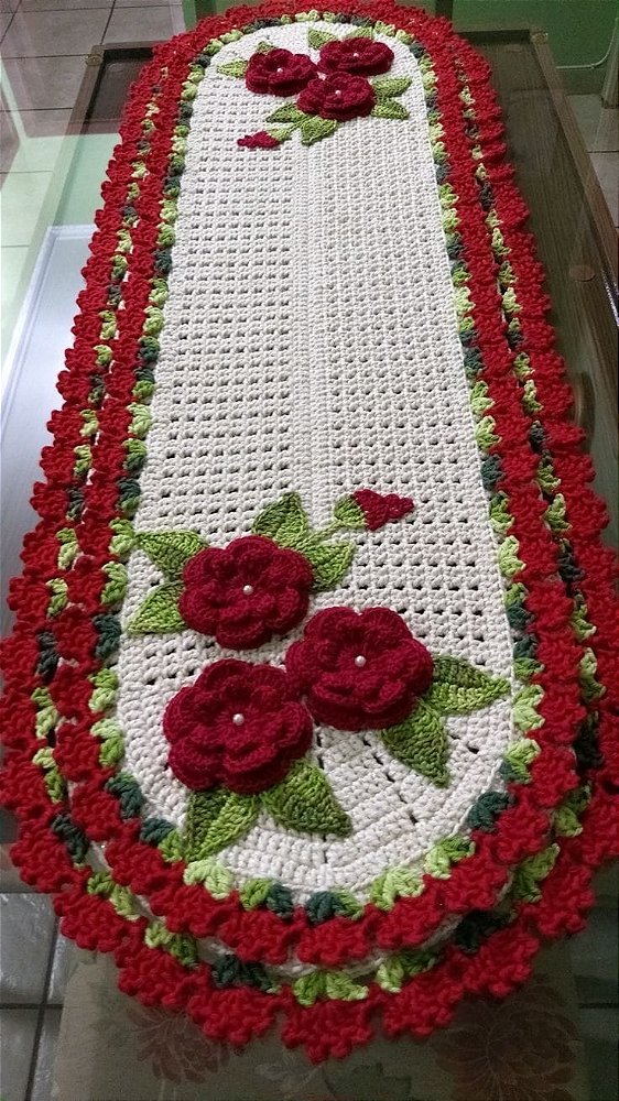Caminho de mesa em crochê com flores 120x40cm C031