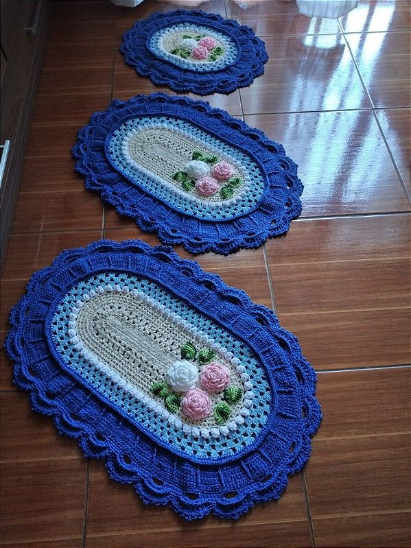 Jogo de tapetes para banheiro em crochê 3 peças com flores JB048