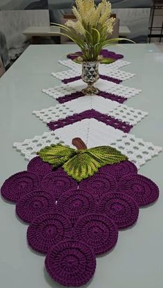 Caminho de mesa uva em crochê 120x40cm  C050