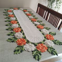 Caminho de mesa em crochê com flores 120x55cm C052