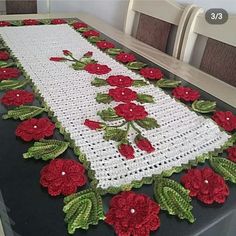 Caminho de mesa em crochê com flores 150x50cm  C067