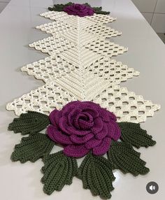 Caminho de mesa em crochê flor rubi 120x40cm  C072