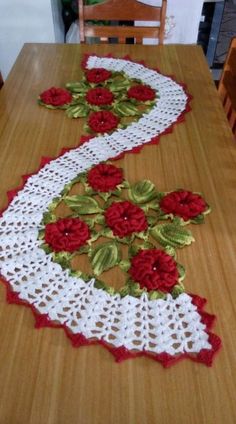 Caminho de mesa em crochê espiral com flores 150x50cm  C080