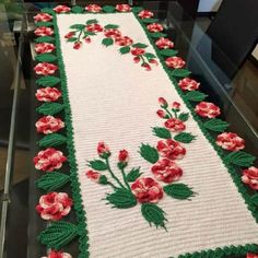 Caminho de mesa em crochê com flores 150x60cm  C087