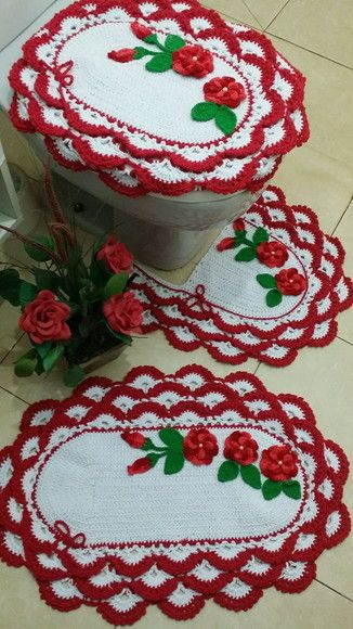 Jogo de tapetes para banheiro rendado em crochê 3 peças com flores JB072