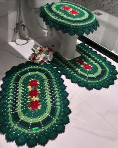 Jogo de tapetes para banheiro em crochê 3 peças com flores JB078