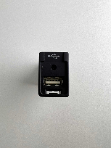 Entrada Usb Painel Toyota Hilux 2016 A 2022 861900k100