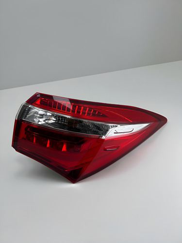 Lanterna Direita Toyota Corolla Altis 2015 A 2017 Avaria Direito/passageiro Vermelho