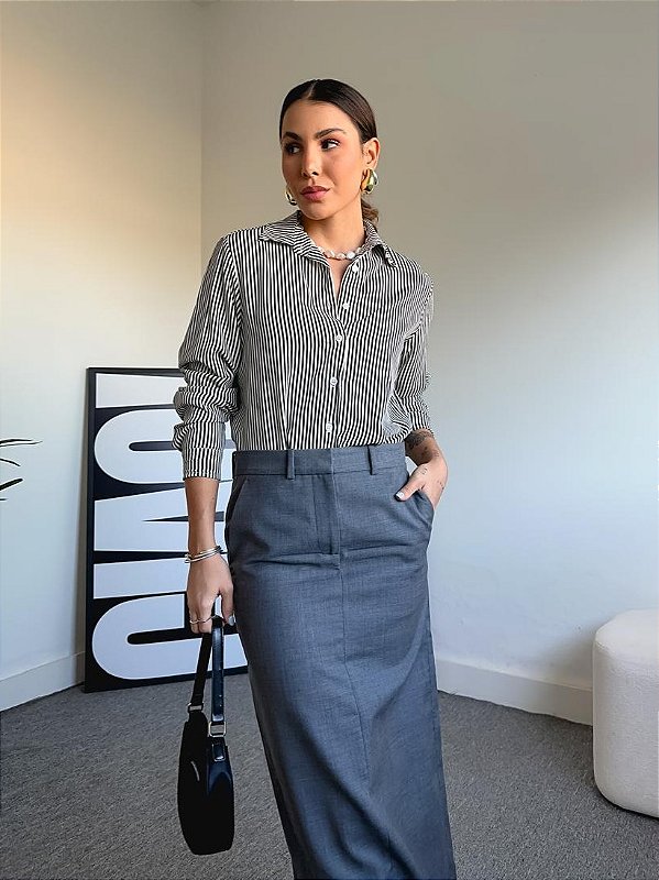CAMISA FEMININA OVERSIZED GOLA TRADICIONAL EM VISCOLINHO LISTRADA PRETA