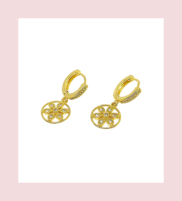 Argola Cravejada + Flor - Semijoia banhada a ouro 18k.