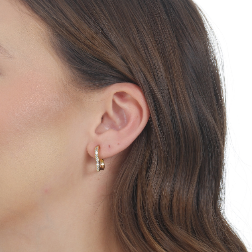 BRINCO CORAÇÃO CURVO CRAVEJADO EM MICROZIRCÔNIAS - BANHO DE OURO 18K