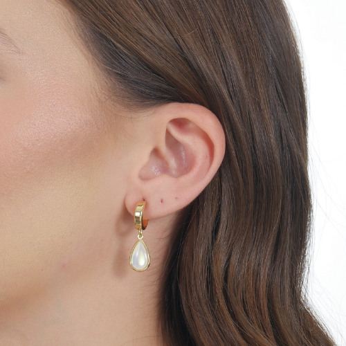 BRINCO ARGOLINHA COM PINGENTE GOTA MADREPÉROLA - BANHO DE OURO 18K