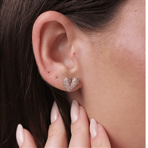 BRINCO CORAÇÃO ORGÂNICO CRAVEJADO EM ZIRCÔNIAS - BANHO DE OURO 18K