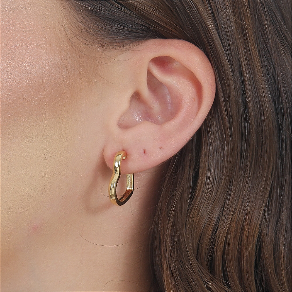 BRINCO CORAÇÃO DEITADO FIO ABAULADO ABERTO  - BANHO EM OURO 18K