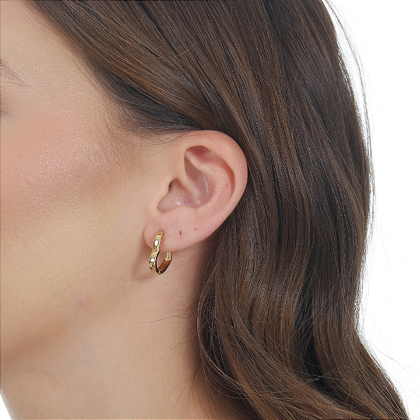 BRINCO CORAÇÃO DEITADO FECHADO M - BANHO EM OURO 18K