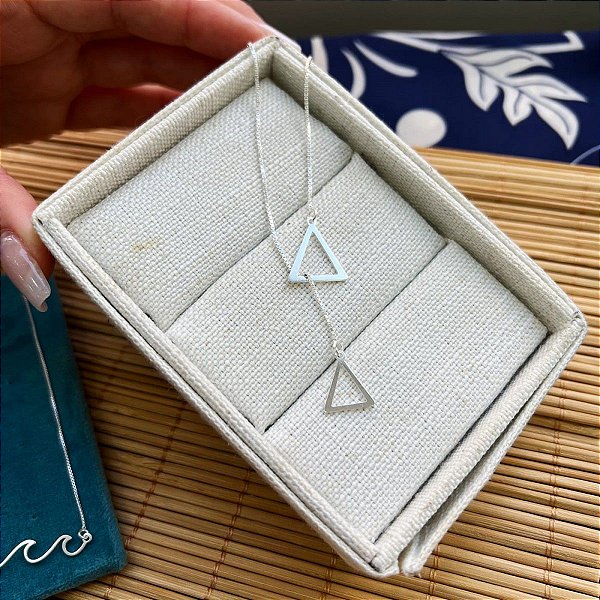 COLAR DE PRATA GRAVATINHA DOIS TRIANGULOS