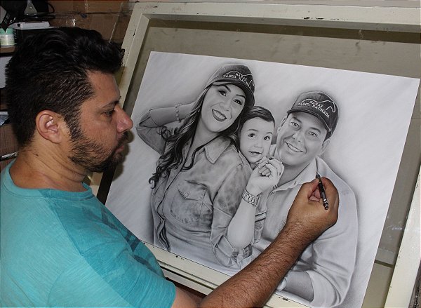 A SUA ENCOMENDA DE RETRATO REALISTA A LÁPIS, COM 3 PESSOAS NO QUADRO, TAMANHO 50/66 cm.