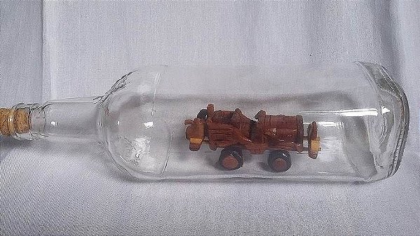 Carrinho em madeira, montado dentro do litro de uísque sem corte.