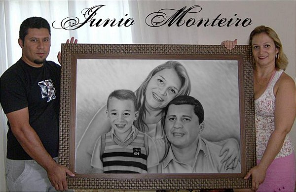 A SUA ENCOMENDA DE RETRATO REALISTA A LÁPIS, COM TRÊS PESSOAS NO QUADRO, TAMANHO 66/96 cm.
