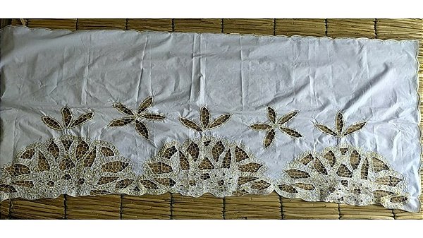 Pano da costa Rechilieu Branco e fio dourado