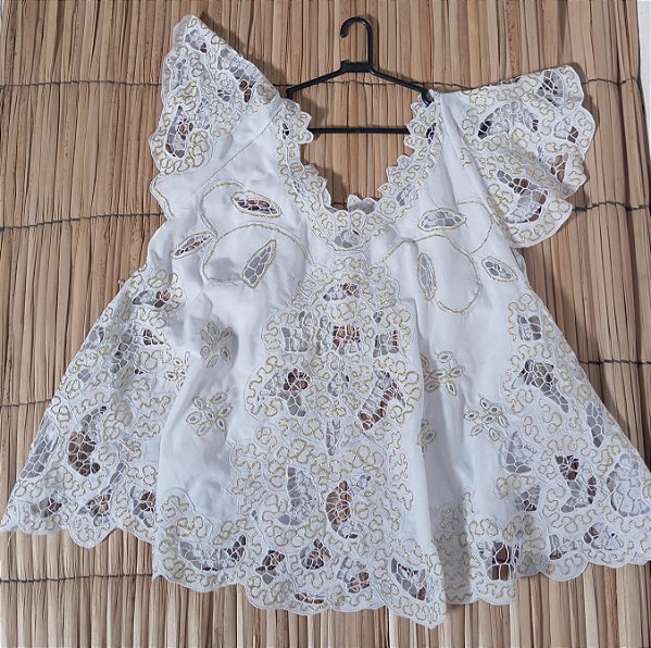 Bata bordado branco com fio dourado