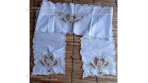 Pano de cabeça Bordado  branco com fio dourado