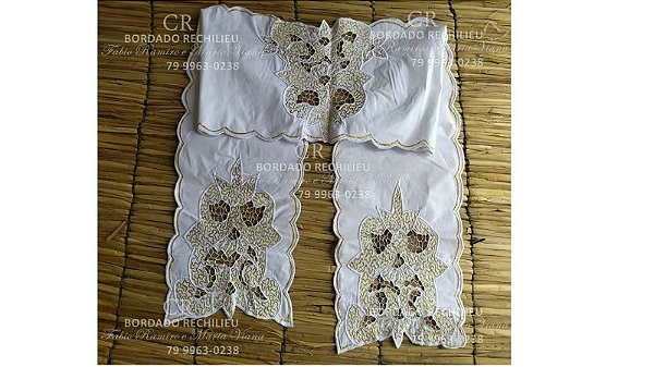 Pano de cabeça Bordado branco com fio dourado