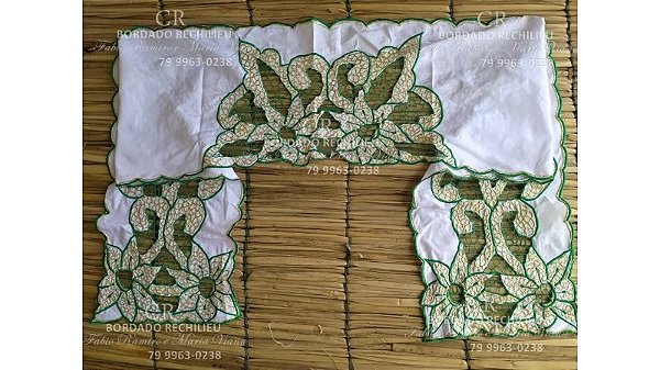 Pano de cabeça Bordado verde com fio dourado