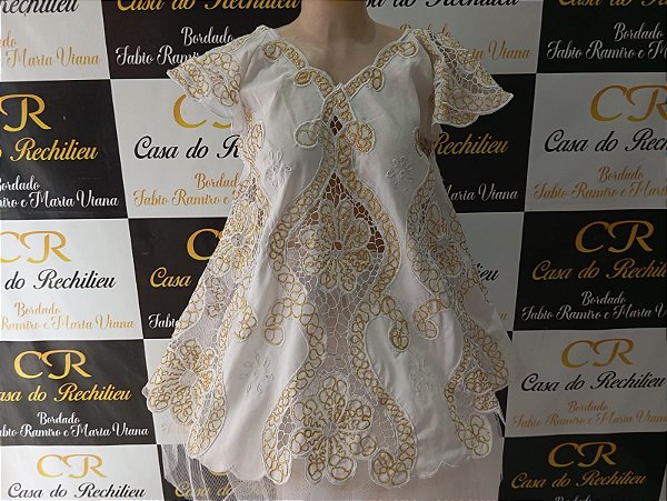 bata bordado branco com fio dourado  peça unica