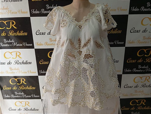 bata bordado branco com fio dourado  peça unica